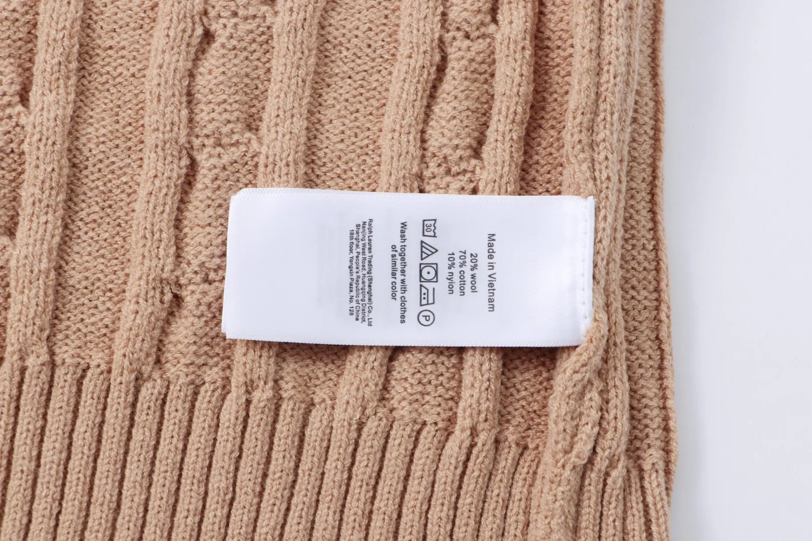 P210 [Ralph Lauren round neck solid color pony embroidery logo twist knitted sweater] ✅Ralph Lauren classic basic versatile knitted pullover crew neck sweater for men and women ✅Main supplier platform live broadcast Wholesale entity Replenish when out of stock will not be removed from the shelves ✅ZP quality 1:1 pattern making Scan the code to enter the GF website Counter quality ✅Detailed quality is the only one in Guangzhou Imported quality cotton yarn Focus on high-end cost-effective Good quality Needless to say ✅The version is restored to the original version. The maximum size can be worn up to 1105 pounds. Loose, comfortable and stress-free. ✅The upper body is simple and easy to match. A must-have for ootd. Good-looking clothes are never picky. A must-have in couples’ wardrobes. Size: S-XL. Color: black, white, gray, royal blue, pink, sky blue, khaki.